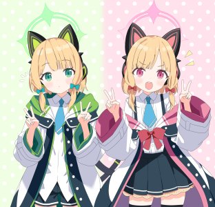 才羽ミドリ,才羽モモイ,蔚蓝档案,Masushi_Masashi,兽耳,黑丝,金发,直刘海,脸红,猫耳,猫尾,绿色眼,光晕,耳机,长袖,视线正对,開口,褶皱裙,衬衫,短裙,笑顔,丝袜,双胞胎,絶対領域