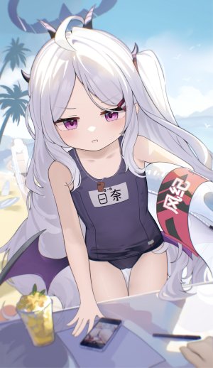 日奈,空崎ヒナ,蔚蓝档案,amiemie117,呆毛,露肩,脸红,发饰,光晕,holding,长发,视线正对,紫色眼,死库水,天空,single,泳装,超长发,白发,翅膀