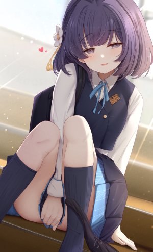 秦谷美铃,偶像大师,学园偶像大师,天空かぷちーの,发饰,视线正对,迷你短裙,開口,胖次,褶皱裙,紫色眼,紫发,缎带,坐姿,短裙,single,下着,白背景