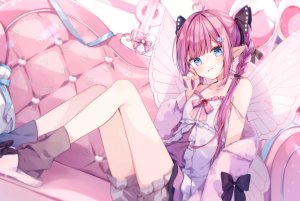 Vtuber,phase_connect,kokoromo_memory,single,视线正对,脸红,前发,碧眼,笑顔,坐姿,粉发,直刘海,尖耳,妖精,少女
