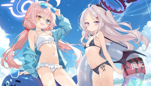 空崎ヒナ,小鸟游星野,蔚蓝档案,aruka,呆毛,露肩,水着,碧眼,breasts,灰发,发饰,光晕,长发,视线正对,露脐,開口,粉发,紫色眼,天空,笑顔,泳装,双马尾,黄色眼