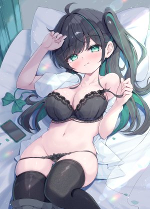 原创,緑風マルト,黑发,黑丝,bra,breasts,cleavage,绿色眼,灰发,视线正对,横臥,露脐,胖次,短裙,single,丝袜,下着